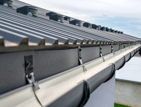 The Link Between Proper Gutter Installation and Roof Longevity